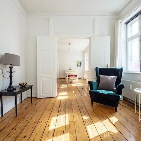White Douplex Charm: Big Flat In The City Centre Apartment