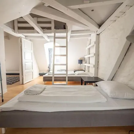 White Douplex Charm: Big Flat In The City Centre *