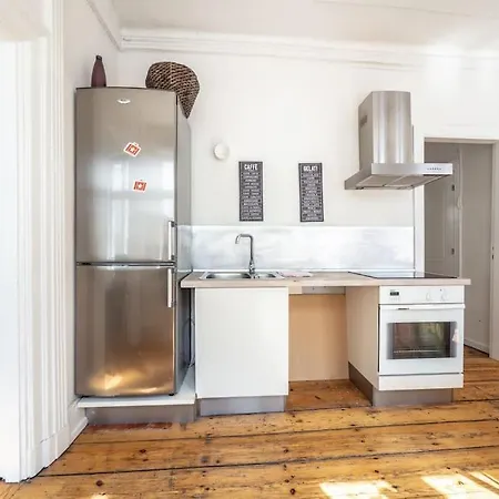 White Douplex Charm: Big Flat In The City Centre Apartment